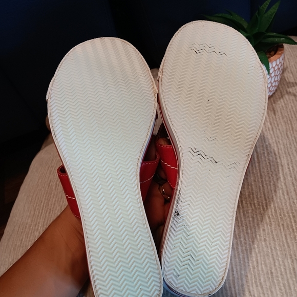 GUESS Women’s Strappy Platform Leather Wedge Red Sandals sz 8.5 Semi New - Picture 3 of 5